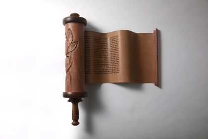 בית מגילה עם ידית וגילוף אומנותי 544