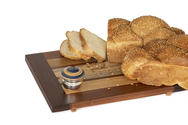 מגש_עם_שתי_חלות_ומלחייה.jpg
